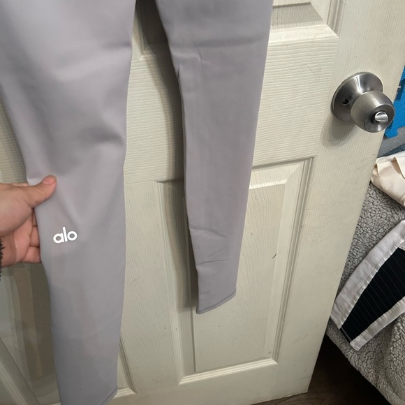 Alo Yoga Women’s High Waisted Ripped grey color Warrior Leggings Size Small - Picture 4 of 6